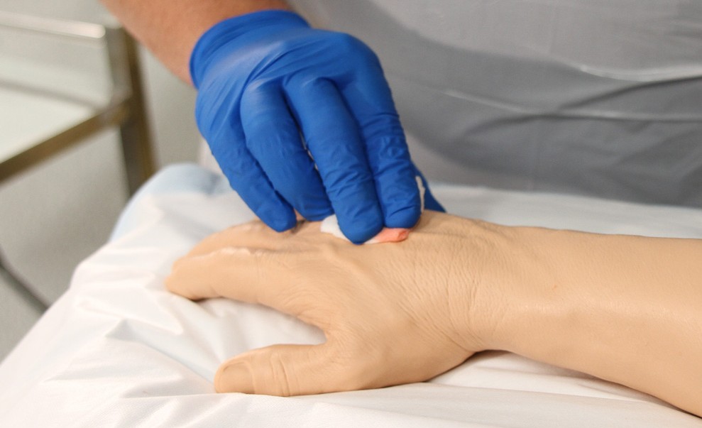 Applying pressure to cannulation site