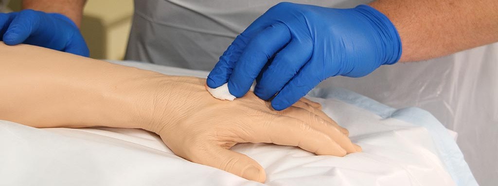 Swabbing a cannulation site