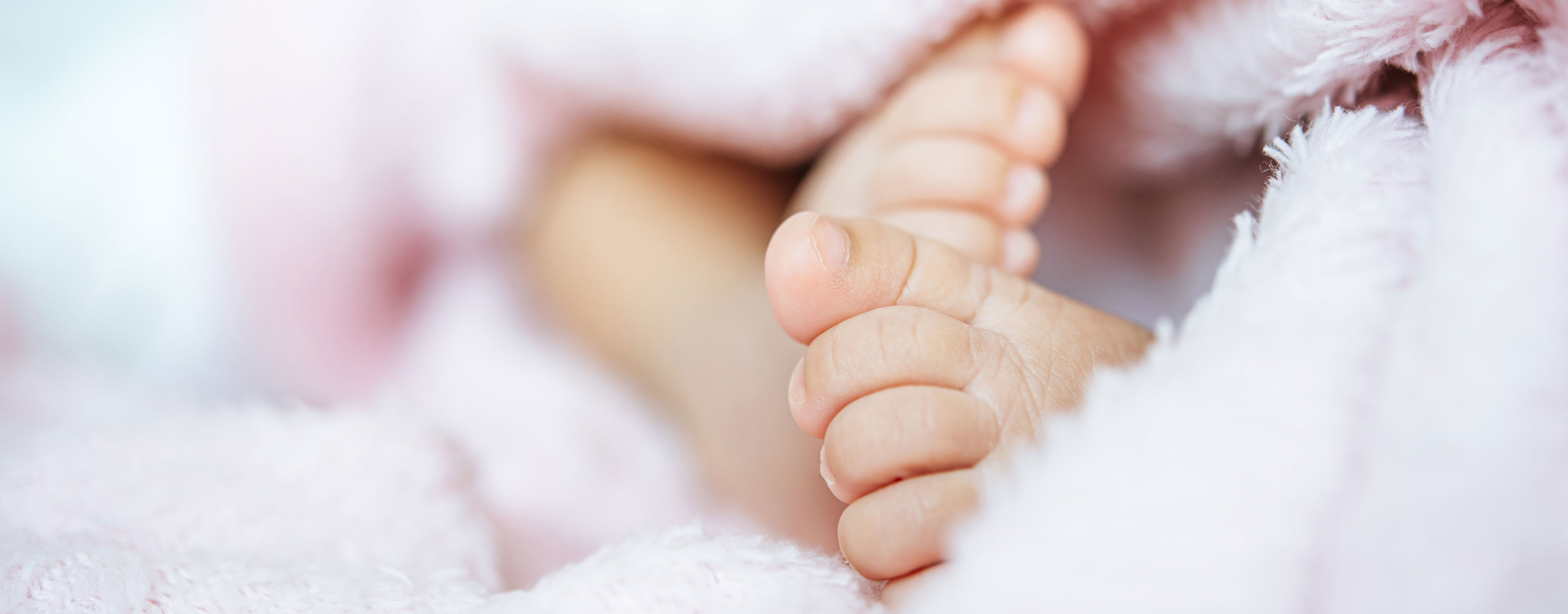 newborn-baby-feet-on-a-white-blanket-2021-08-31-08-34-59-utc