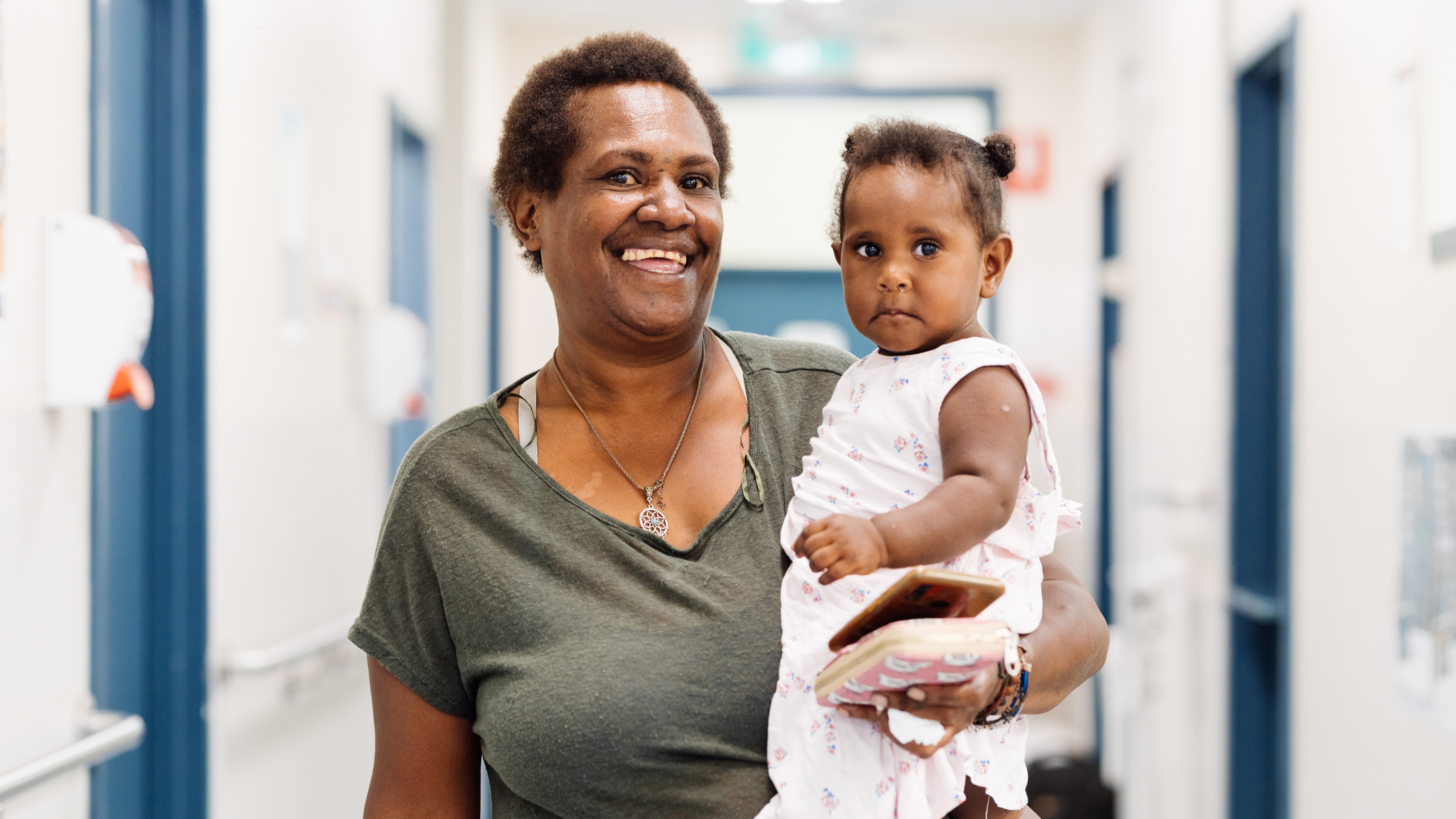 LandingPage-Mother-and-child-in-primary-care-hallway